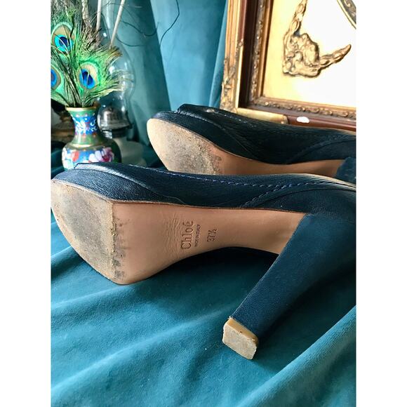 Vintage Chloé peep toe heels in navy leather with padlocks, size 7 1/2 - Picture 4 of 6